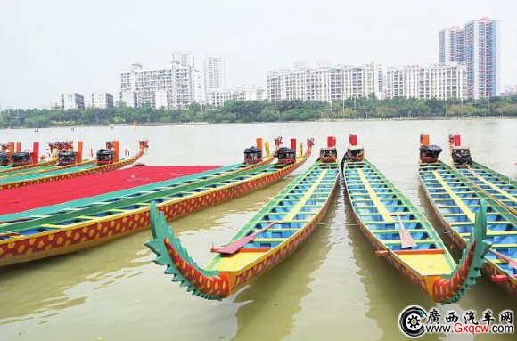 南寧江淮月送七臺(tái)車助威南寧龍舟1.jpg